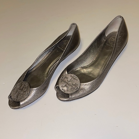Tory Burch Pewter Leather Peep Toed Flats - Women’s Size 8.5 - Picture 2 of 9